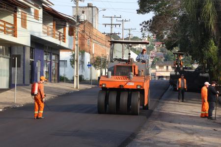 Mais uma rua recebe asfalto novo em Estância Velha
