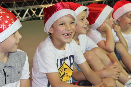 Crianças dando um toque de encantamento no Natal Família 2022 