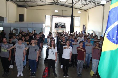 81 jovens estancienses prestam Juramento à Bandeira