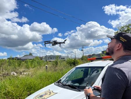 Guarda Municipal auxilia agentes da dengue com o uso de drone.
