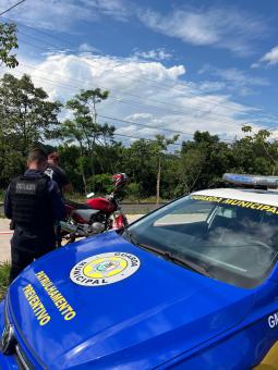 Motociclista é flagrado trafegando em caminhódromo