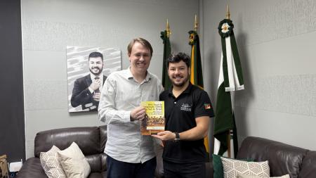 Prefeito recebe livro que celebra os 200 anos da Imigração Alemã