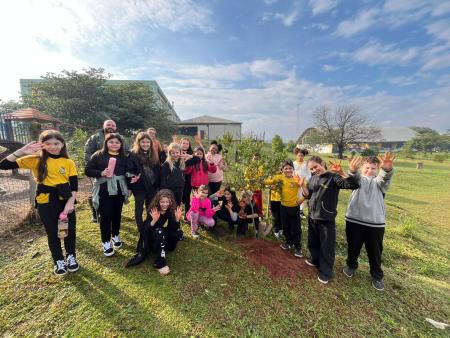 Alunos realizam plantio de um pomar para a Semana do Meio Ambiente Alunos realizam plantio de um pomar para a Semana do Meio Ambiente