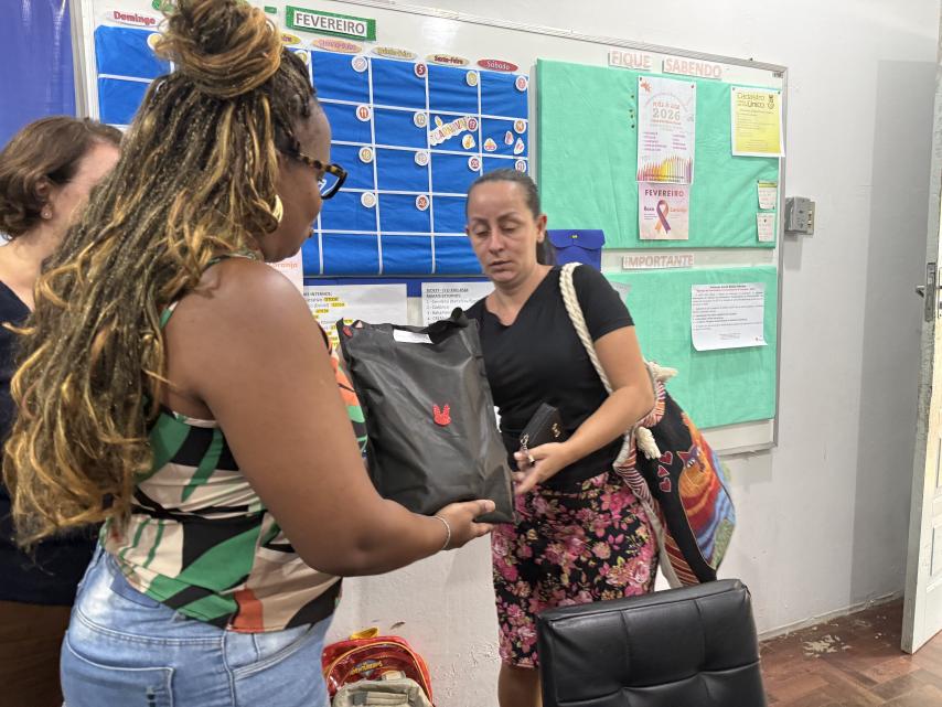 Prefeitura e CRAS entregam materiais escolares a famílias acompanhadas pela Assistência Social