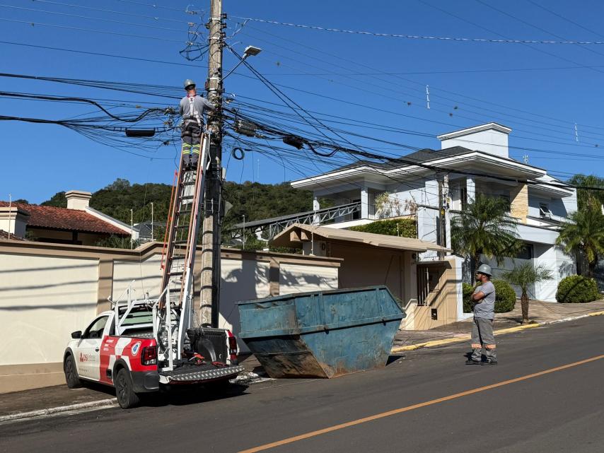 Fios excedentes são removidos em nova etapa da Operação Poste Limpo