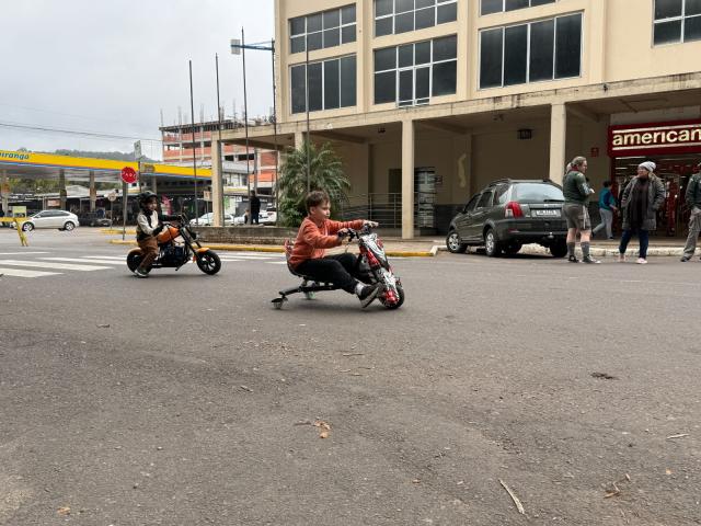 Vem Brincar reúne famílias e transforma rua em espaço de convivência e diversão