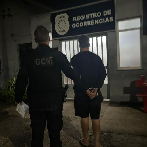 Homem é preso pela GCM após jogar querosene na cabeça da companheira enquanto ela dormia