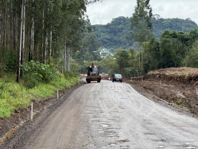 Prefeitura inicia obras de pavimentação na Rua Adriano de Quadros Bittencourt