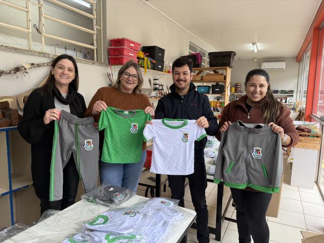Prefeitura de Estância Velha entrega novos uniformes escolares