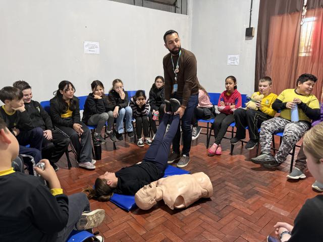 Estudantes participam de atividade sobre a Lei Lucas e aprendem técnicas de primeiros socorros